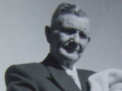 Jacobus Johannes Gideon van der Merwe (1888-1961), called KOLA, in old age: a dark suit, a white shirt and a tie,...
