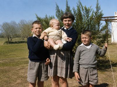 The four children of Hennie Oosthuizen and Anna Joubert, on the werf. FRANCES stands in the middle in a tartan skirt...